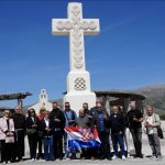 HRVATI IZ BOKE KOTORSKE POSJETILI MEMORIJALNI CENTAR GROBLJE MIRA I FRANJEVAČKI SAMOSTAN NA ŠIROKOM BRIJEGU – SNAŽNI OSJEĆAJI KROZ MOLITVU, SJEĆANJE I ZAJEDNIŠTVO